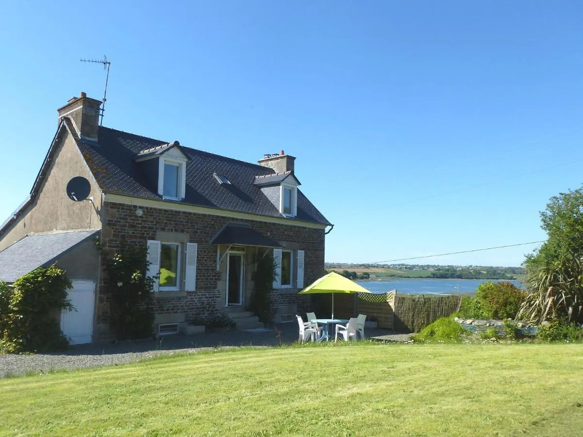 Holiday Home, Plourivo